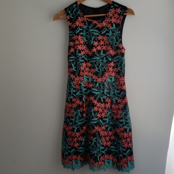 Embroidered floral dress with sheer back - Picture 3 of 7